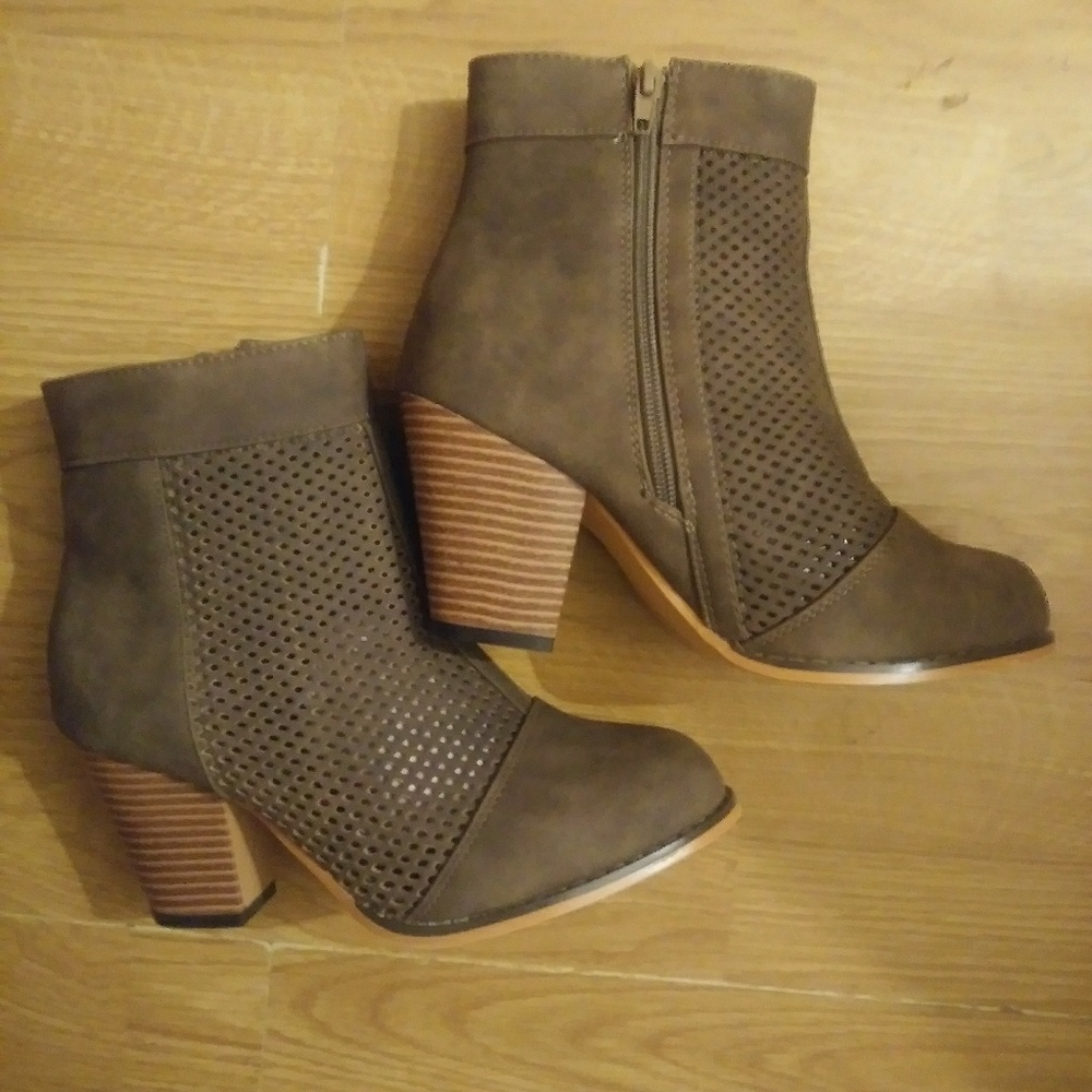 šNUBUCK PERFORATED WOMEN'S BOOTIE - Picture 2 of 8